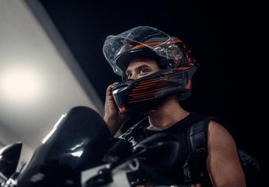 Suor e mau cheiro no capacete: qual a melhor forma de lavar o forro sem estragar?