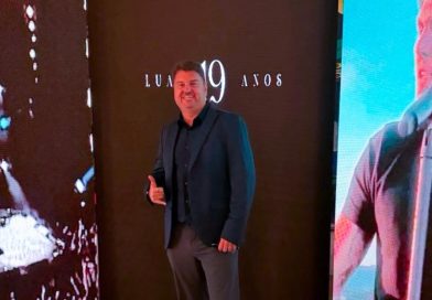 Luiz Gustavo Pinguim celebra 19 anos de amizade e parceria com Luan Santana em evento exclusivo em São Paulo